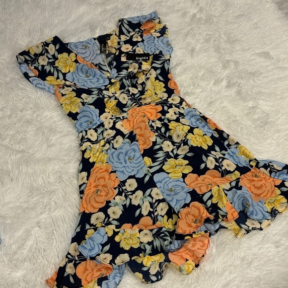 BigHIT Floral Blue ruffled sleeeve wrap top vneck Dress NWT medium - Picture 1 of 12